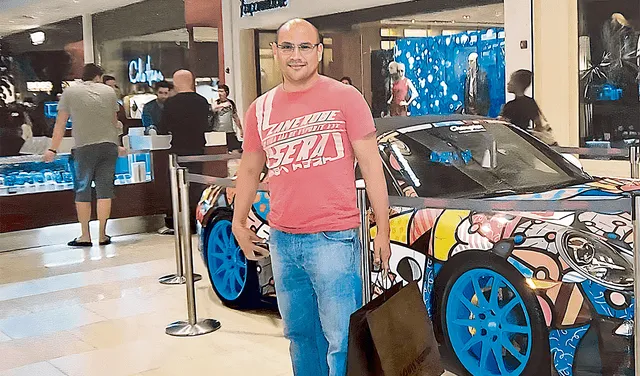  De compras. Jesús Vásquez fotografió a Joaquín Ramírez junto a un Porsche en Miami. Foto: difusión 