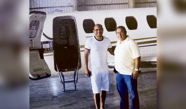 Negocios. Joaquín Ramírez y Jesús Vásquez revisando aviones. Foto: difusión   