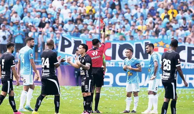  La roja. Yoshimar Yotún fue expulsado en el primer tiempo por un codazo a Christian Neyra. Foto: John Reyes/La República   