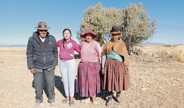 Familia. Mary junto a su madre y abuelos en Copani, Yunguyo. Foto: Liubomir Fernández/La República   