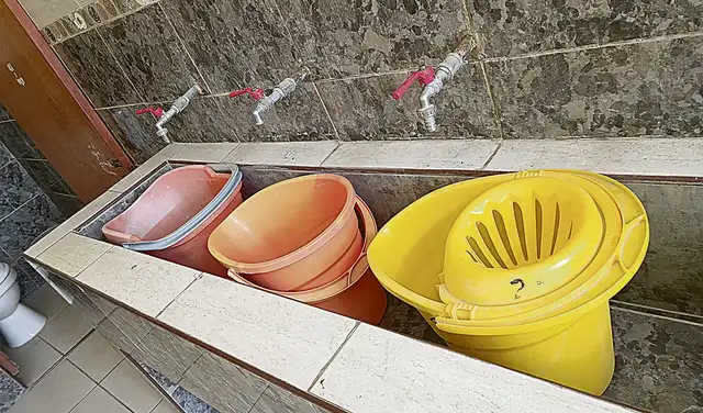 Sin servicio. Colegios tienen desabastecimiento de agua, llega cada dos o tres días. Foto: difusión Sin servicio. Colegios tienen desabastecimiento de agua, llega cada dos o tres días. Foto: difusión