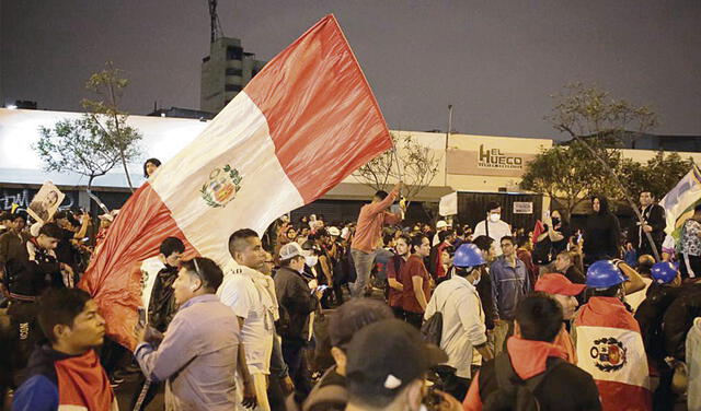 Incansables. Hasta la noche, los manifestantes protestaron en la av. Abancay. Foto: John Reyes/La República   