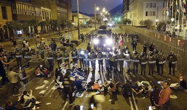 Reclamo. Los que rechazan a Boluarte, Otárola y al Legislativo llegaron frente al Congreso. Foto: Luis García/La República   