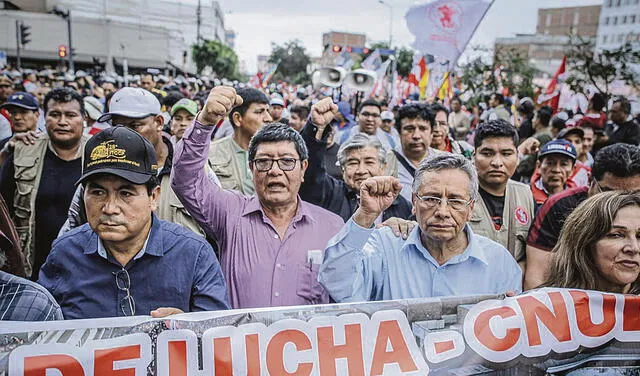 Líderes. Dirigentes del Comando Unitario al frente de la masiva marcha. Foto: John Reyes/La República   