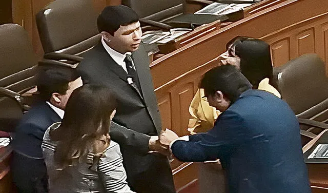 Saludo cordial. Waldemar Cerrón estrechando la mano con el fujimorista Eduardo Castillo. Foto: Antonio Melgarejo/La República   