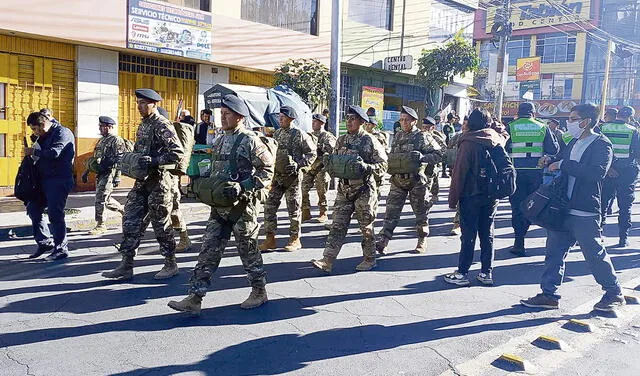 Arequipa. El incidente se produjo en el desfile cívico militar. Foto: Leonela Aquino/La República   