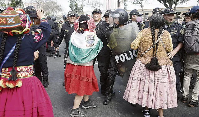 Voz. Mujeres del interior cuestionaron la actitud de la policía. Foto: Liubomir Fernández/La República   