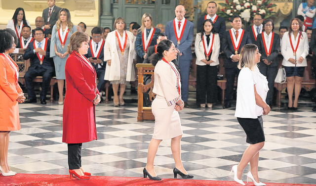  Congresistas. Momento de la hostia. Se vieron muchos rostros de contrición en ese momento. Foto: Félix Contreras/La República   