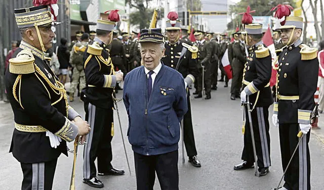 Dos tiempos. Oficiales de ayer y de hoy compartieron su orgullo por vestir el uniforme de la patria. Foto: Antonio Melgarejo/La República   