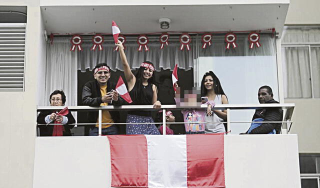Desde los balcones. Varios ciudadanos disfrutaron del desfile y alentaron con banderas el paso de las unidades. Foto: John Reyes/La República Desde los balcones. Varios ciudadanos disfrutaron del desfile y alentaron con banderas el paso de las unidades. Foto: John Reyes/La República