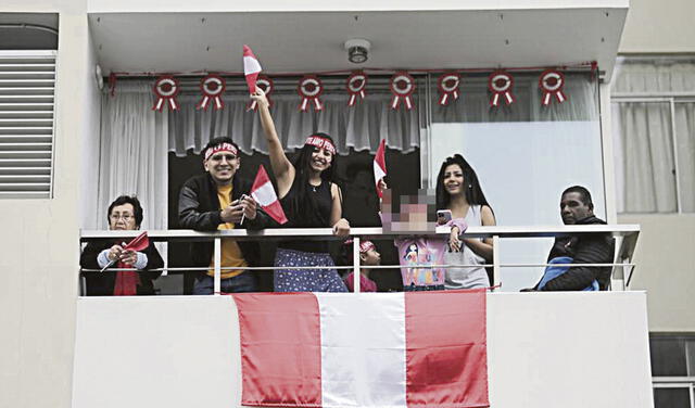 Desde los balcones. Varios ciudadanos disfrutaron del desfile y alentaron con banderas el paso de las unidades. Foto: John Reyes/La República   