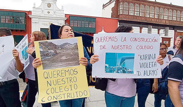  en trujillo. Padres y profesores del colegio Karina Damián Alayo realizaron ayer protesta. Foto. Sergio Verde/La República   