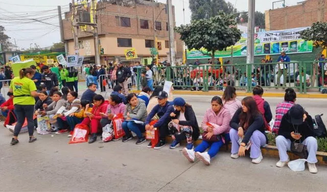 Padres de familia esperaron a sus hijos en los exteriores de la universidad. Foto: Barbara Mamani/La República   