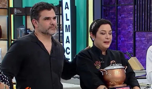  Natalia Salas recibió el trofeo de 'El gran chef: famosos' junto a su pareja Sergio Coloma. Foto: captura Latina  