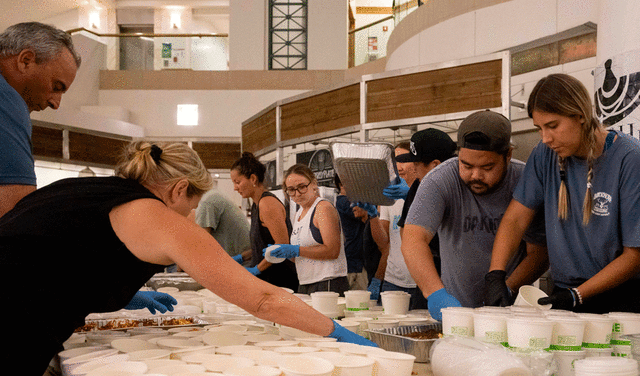 Chefs estrellas de Hawaii se organizan para alimentar sobrevivientes del incendio. Foto: AFP   