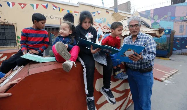Niños y vecinos de la cuadra 1 del jirón Coronel Zubiaga, Barrios Altos, en la inauguración de la Runrunteca. Foto: Antonio Melgarejo/ La República   