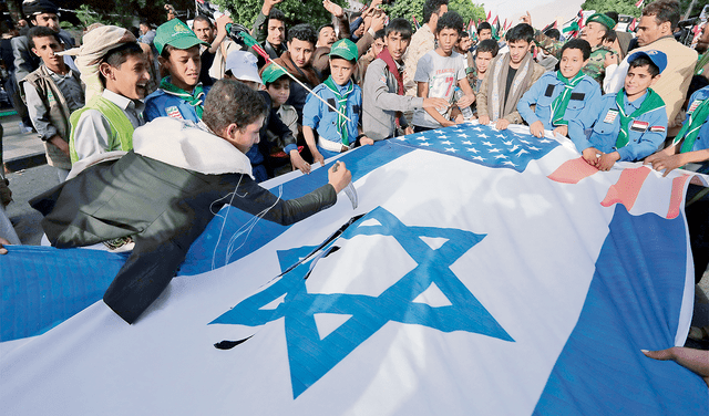  Rechazo. Tras el ataque, se multiplicaron las manifestaciones contra Israel y Estados Unidos en varios países árabes. La guerra está en marcha. Foto: EFE   