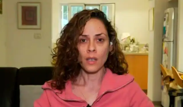 Avital Aladjem pudo escapar del secuestro de Hamás, tras ser sacada de su vivienda al lado de los hijos de su vecino. Foto: Canal 12   