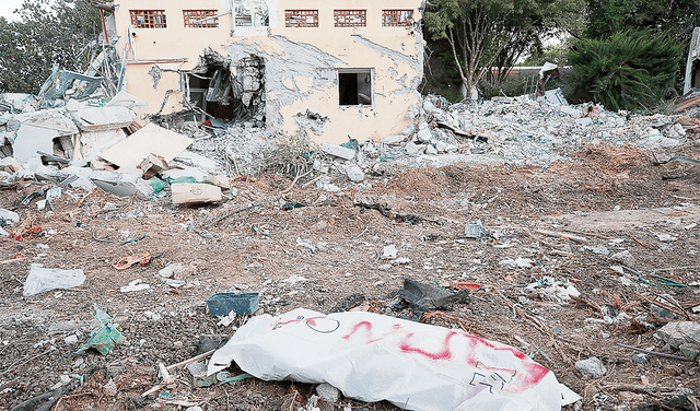  Escombros. Así quedó el kibutz Be’eri, último refugio de terroristas que atacaron el sábado. Foto: EFE   