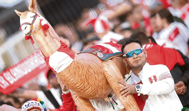  Incondicional. El hincha peruano presente en el estadio. Foto: difusión<br>   