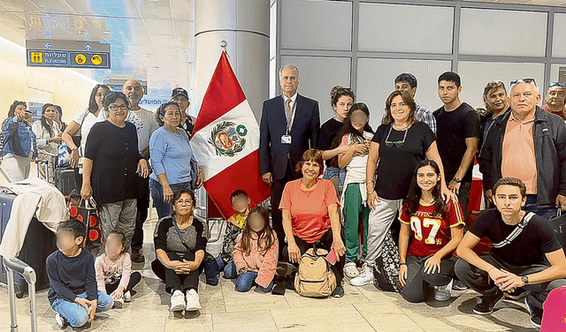  Otro grupo. Estos compatriotas fueron rescatados por un vuelo humanitario de Ecuador. Foto: difusión   