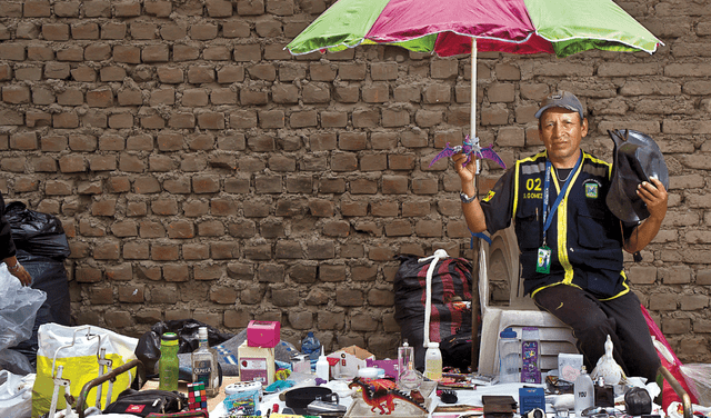  Los vendedores de Tacora ofrecen diferentes artículos de segunda mano. Foto: La República/Juan Azabache   