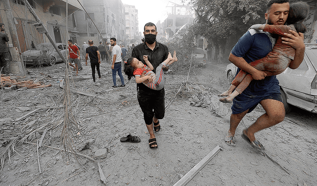  Tierra arrasada. Los bombardeos israelíes se intensificaron en la zona urbana de Gaza, donde la destrucción se asemeja a la causada por un terremoto. Hay enfrentamientos entre los escombros. Foto: EFE<br><a href="https://larepublica.cronosmedia.glr.pe/original/2023/10/30/653f3cf79e9ce301e8568674.jpg"></a>   