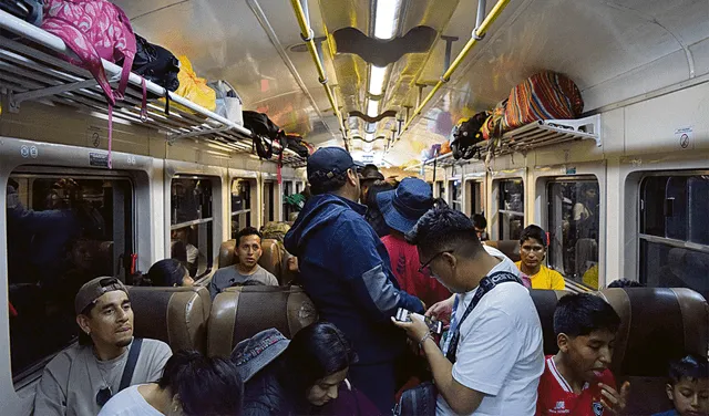  Apretados. Tren local lleva pasajeros parados a ciudadela. Foto: Diego Quispe/La República   