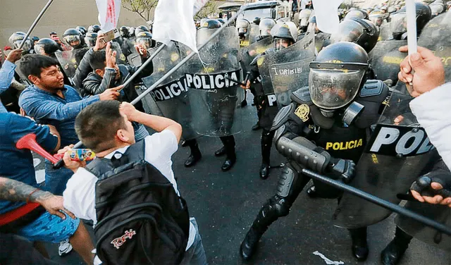 No a represión. Policía lista para hacer frente a la marcha. Se espera que no haya violencia. Foto: La República   