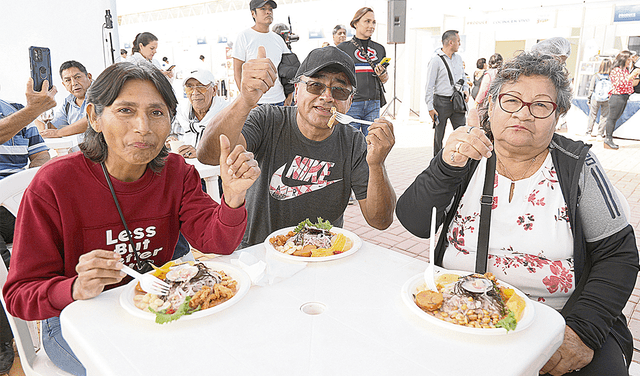 Favorito. Peruanos disfrutaron de un cebiche en Chorrillos. Foto: difusión   