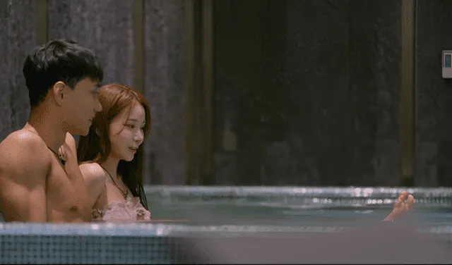  Primera pareja en disfrutar del paraíso en la tercera temporada de 'Cielo para dos'. Foto: captura Netflix   