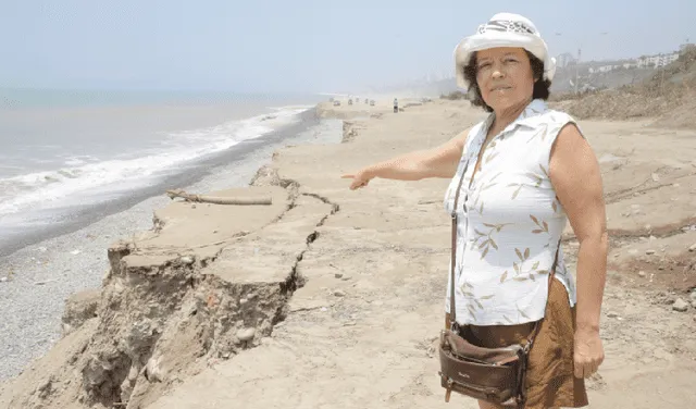 Arquitecta Liliana Miranda delante de rajadura en terraplén hecho de escombros en San Isidro. Foto: John Reyes/La República   