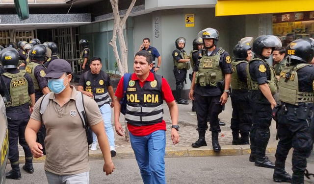 Los ciudadanos fueron trasladados a la dependencia policial del distrito. Foto: John Reyes/La República   