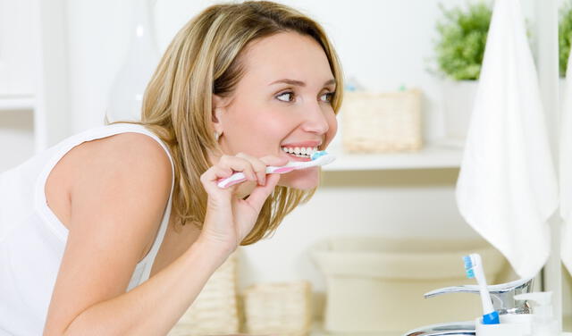 Aunque es práctico tener los cepillos de dientes en el baño, no es lo más sano. Foto: Freepik   