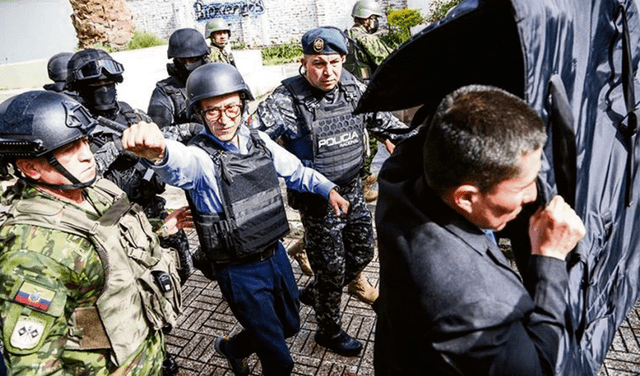  La votación. El 20 de agosto de 2023, Zurita acudió a votar rodeado de policías y militares. Vestía chaleco antibalas y casco de kevlar. Delante de él se colocó en todo momento una cortina blindada. Foto: difusión   