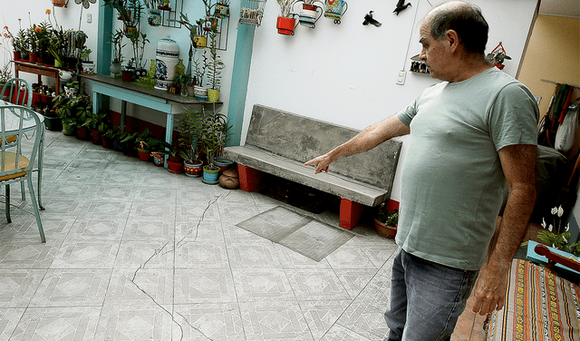  Daño. Carlos Morán, residente en jirón Cosmos, señala grieta en su casa, causada por un proyecto aledaño. Foto: John Reyes/La República   