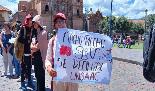 Manifestantes rechazan tercerización de venta de boletos en Machupicchu. Foto: Luis Álvarez   