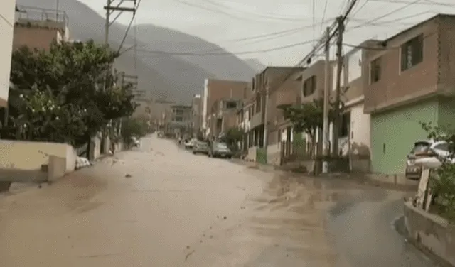 Leve deslizamiento en la zona de Huascarán, en Chaclacayo. Foto: captura/América TV   
