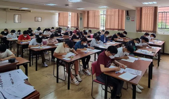  Miles de estudiantes rinden el examen. Foto: Rosa Quincho/La República    