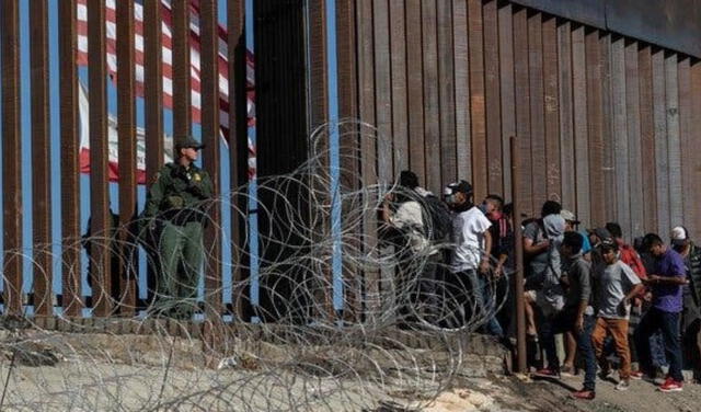Peruanos piden asilo al llegar a la frontera de EE.&nbsp;UU. Foto: Guillermo Arias/AFP   