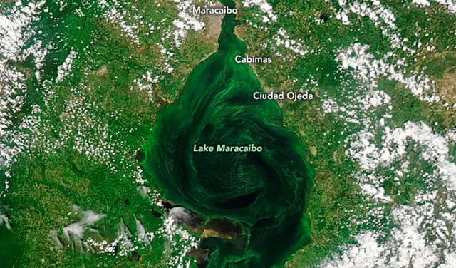 Vista del Lago Maracaibo desde el espacio. Su grado de contaminación la hace visible como una enorme mancha negra. Foto: composición LR/NASA.   