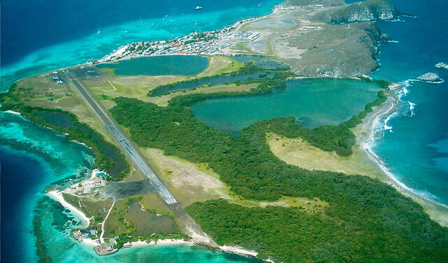  Los Roques tiene una superficie aproximada de 221.120 hectáreas, y es considerado el segundo parque marino más grande de América. Foto: composición LR/Parque Nacional.   