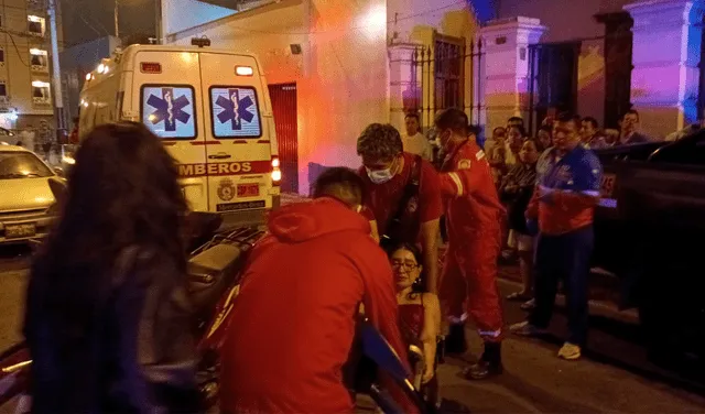 Heridos siendo trasladados al hospital Casimiro Ulloa. Foto: difusión   