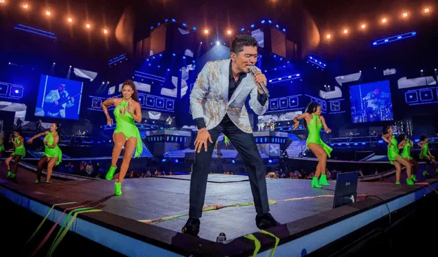 Christian Yaipén interpretando uno de los temas de Grupo 5 en el escenario del Estadio San Marcos. Foto: Instagram/Grupo 5    