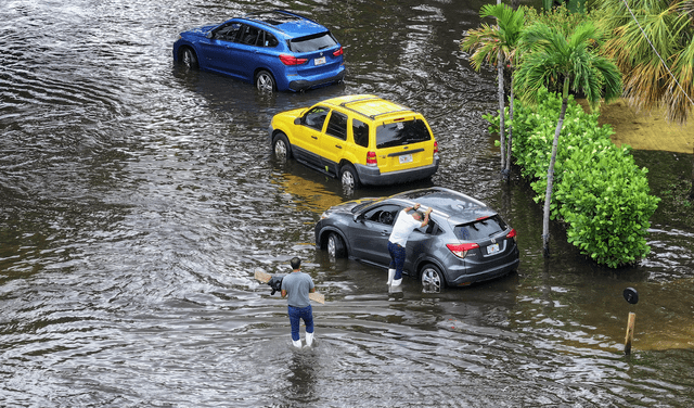 Distintos lugares de Florida y del condado de Miami-Dade fueron afectadas por las intensas lluvias que azotan a la región sur de Estados Unidos. Foto: AFP.   