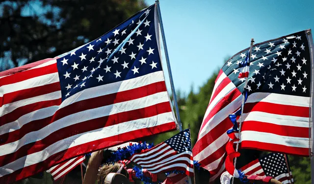  El 4 de julio, Estados Unidos celebra su independencia con fuegos artificiales que simbolizan libertad y patriotismo. Foto: AGM Education    
