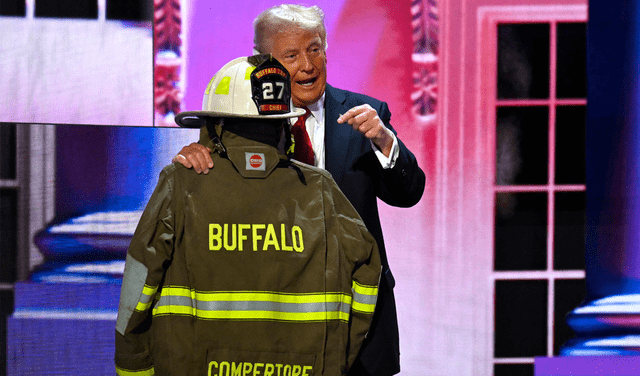  Trump besa el uniforme del bombero fallecido en el atentado en Pensilvania. Foto: AFP.    