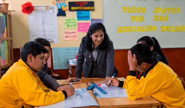 Un docente recibe el bono de atracción por única vez. Foto: Minedu   