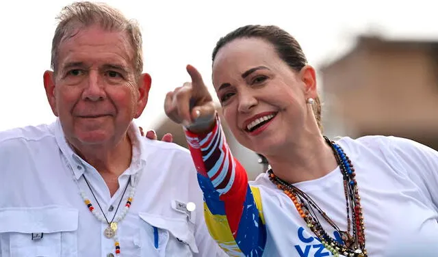 Edmundo González Urrutia, acompañado de María Corina Machado, su principal apoyo en la campaña electoral rumbo a la presidencia 2024. Foto: AFP.   