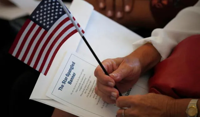 El USCIS entrega el certificado de naturalización en Estados Unidos. Foto: iStock   